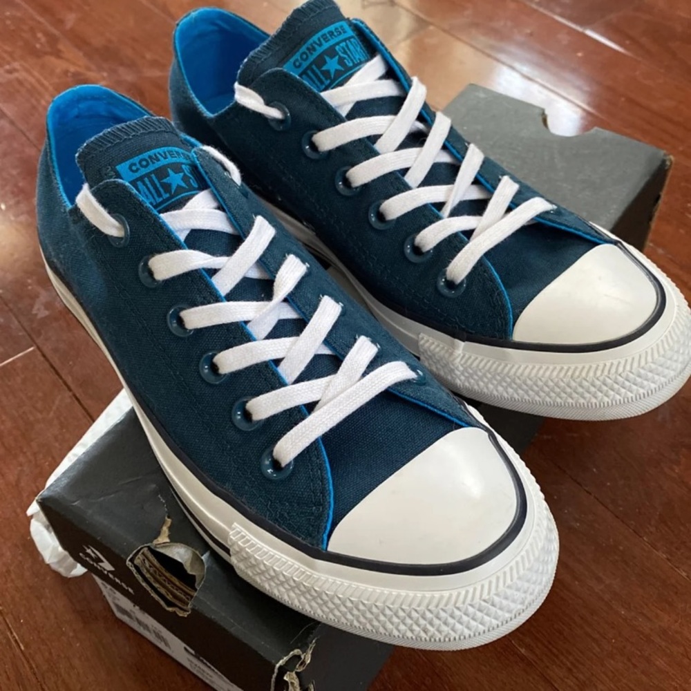 Teal Converse All stars women’s 7.5, men’s 5.5.